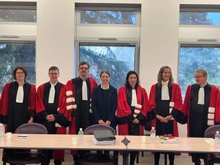 Das Foto zeigt Lucie Chicot im Anschluss an die mündliche Prüfung in Dijon in der Mitte der international besetzt Prüfungskommission (von links nach rechts die Prof. Natalie Joubert (Univ. de Bourgogne - Dijon), Urs Gruber (JGU Mainz), Patrick Wautelet (Univ. Lüttich), Estelle Gallant (Univ. Toulouse Capitole), Sabine Corneloup (Univ. Paris - Panthéon Assas, aktuell Cour de Cassation), Peter Jung (Univ. Basel)